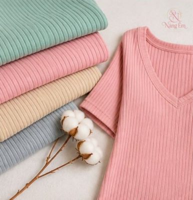 Hình ảnh cận cảnh chất liệu vải thun gân mềm mại cùng thiết kế cổ chữ V giúp tăng độ thoải mái và hỗ trợ tôn dáng cho người mặc.